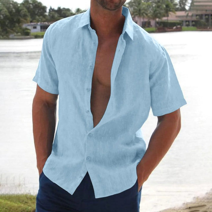 "Chemise en lin pour homme, manches courtes, élégante et confortable, disponible en plusieurs couleurs estivales."