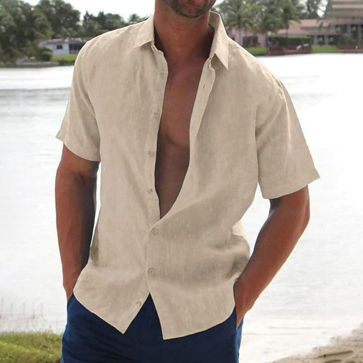 "Chemise en lin pour homme, manches courtes, élégante et confortable, disponible en plusieurs couleurs estivales."