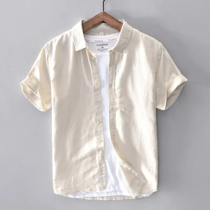 Chemise en lin pour hommes, col rabattable, design décontracté, tissu léger bleu ciel, élégance estivale et confort.