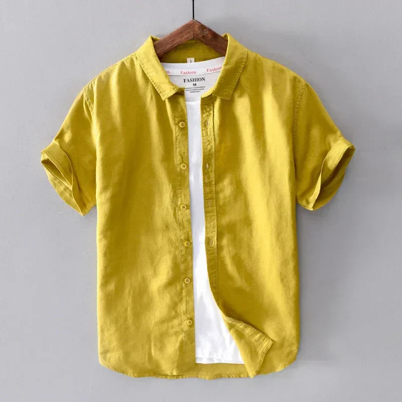 Chemise en lin pour hommes, col rabattable, design décontracté, tissu léger bleu ciel, élégance estivale et confort.