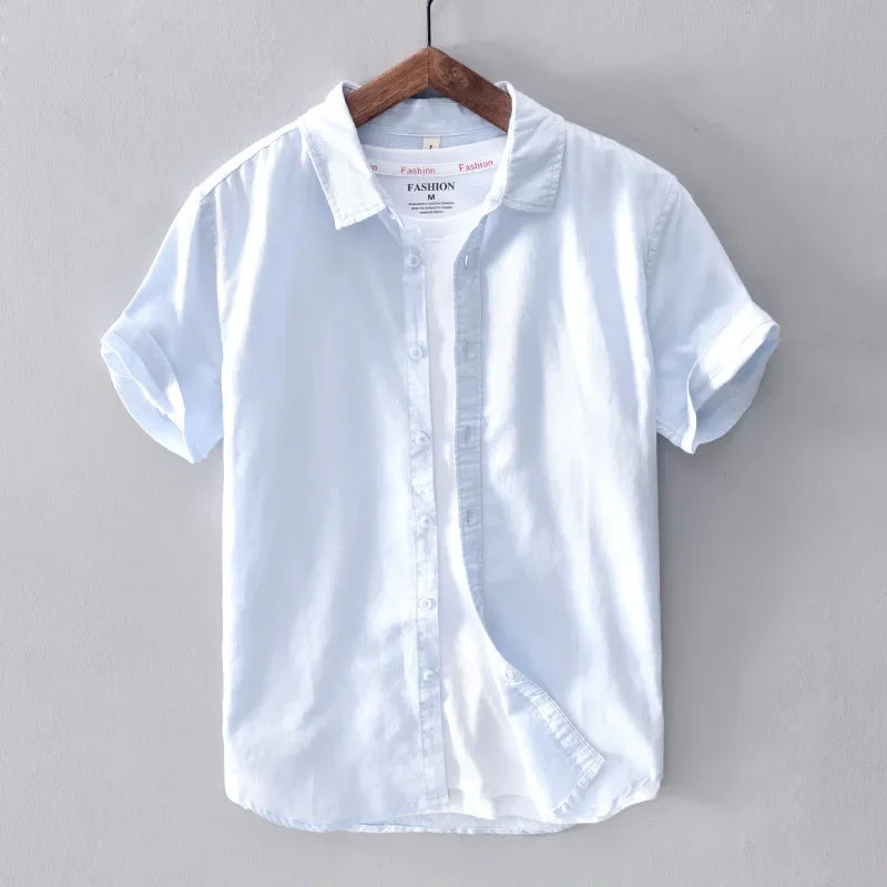 Chemise en lin pour hommes, col rabattable, design décontracté, tissu léger bleu ciel, élégance estivale et confort.
