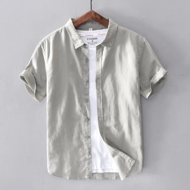 Chemise en lin pour hommes, col rabattable, design décontracté, tissu léger bleu ciel, élégance estivale et confort.