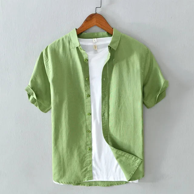 Chemise en lin pour hommes, col rabattable, design décontracté, tissu léger bleu ciel, élégance estivale et confort.