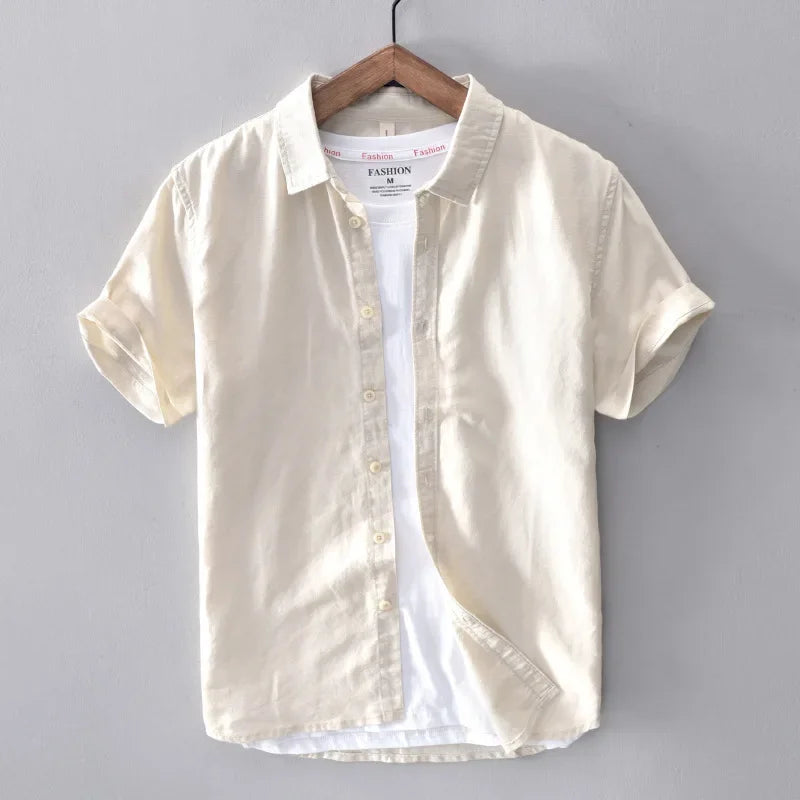 Chemise en lin pour hommes, col rabattable, design décontracté, tissu léger bleu ciel, élégance estivale et confort.