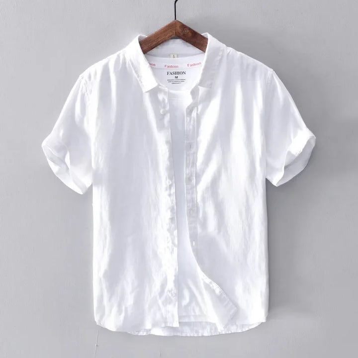 Chemise en lin pour hommes, col rabattable, design décontracté, tissu léger bleu ciel, élégance estivale et confort.