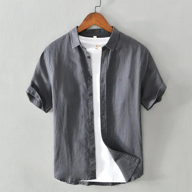 Chemise en lin pour hommes, col rabattable, design décontracté, tissu léger bleu ciel, élégance estivale et confort.