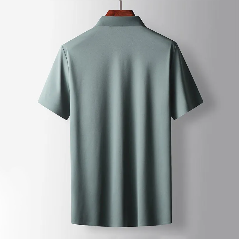 "Chemise en soie décontractée homme, texture luxueuse, coupe élégante et confortable, couleur douce, détails raffinés."