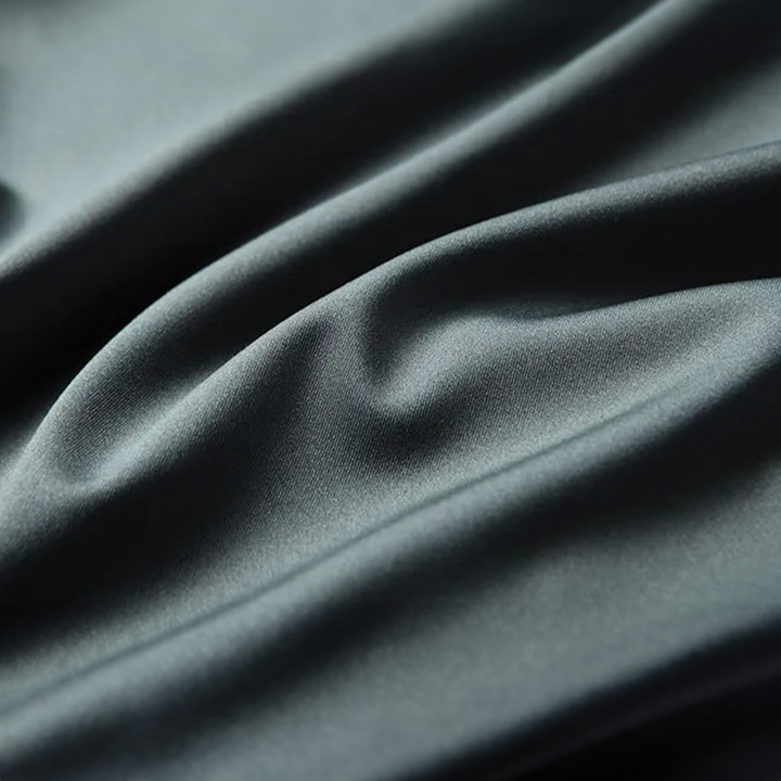 "Chemise en soie décontractée homme, texture luxueuse, coupe élégante et confortable, couleur douce, détails raffinés."