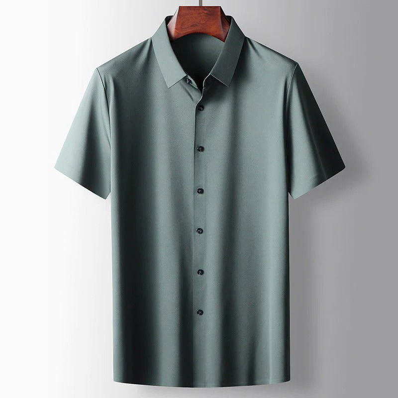 "Chemise en soie décontractée homme, texture luxueuse, coupe élégante et confortable, couleur douce, détails raffinés."