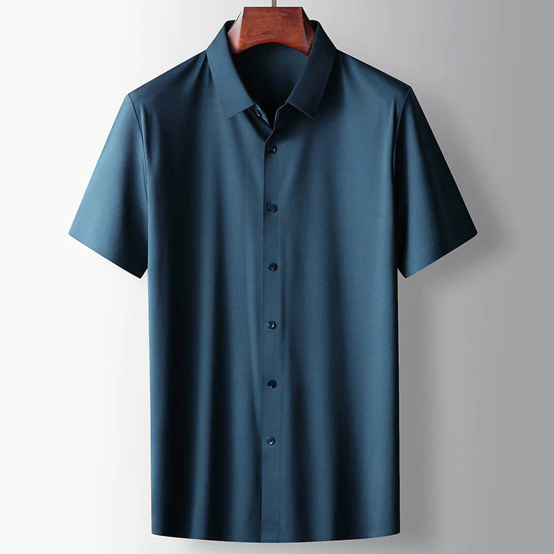 "Chemise en soie décontractée homme, texture luxueuse, coupe élégante et confortable, couleur douce, détails raffinés."