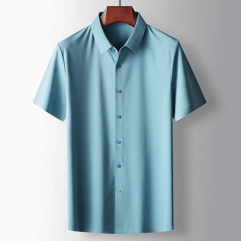 "Chemise en soie décontractée homme, texture luxueuse, coupe élégante et confortable, couleur douce, détails raffinés."