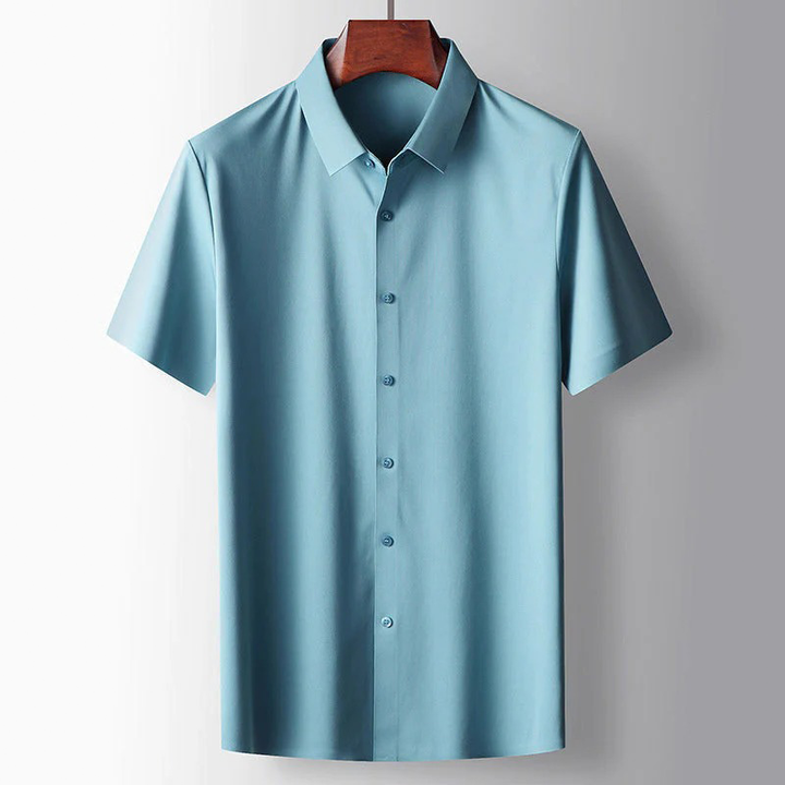 "Chemise en soie décontractée homme, texture luxueuse, coupe élégante et confortable, couleur douce, détails raffinés."