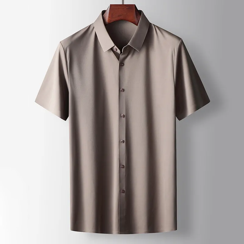 "Chemise en soie décontractée homme, texture luxueuse, coupe élégante et confortable, couleur douce, détails raffinés."