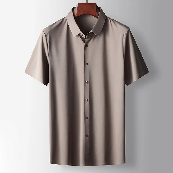 "Chemise en soie décontractée homme, texture luxueuse, coupe élégante et confortable, couleur douce, détails raffinés."