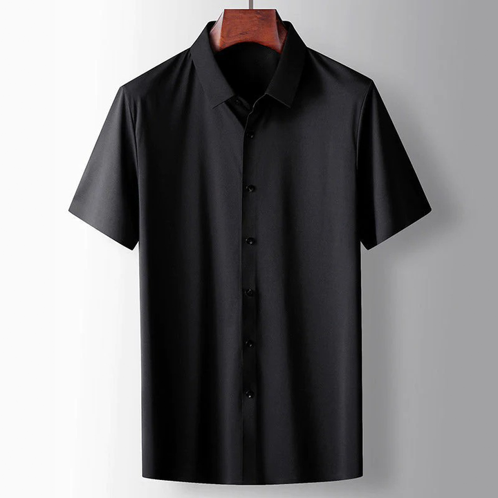 "Chemise en soie décontractée homme, texture luxueuse, coupe élégante et confortable, couleur douce, détails raffinés."