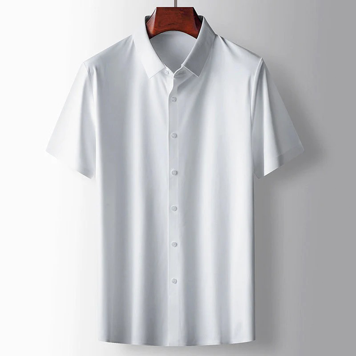 "Chemise en soie décontractée homme, texture luxueuse, coupe élégante et confortable, couleur douce, détails raffinés."