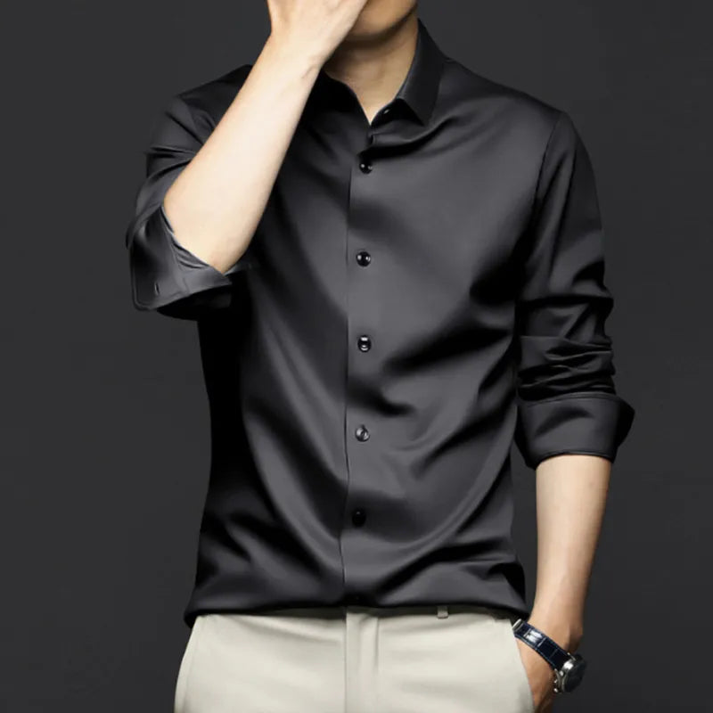 Chemise en soie noire pour homme, élégante et respirante, style classique parfait pour occasions formelles et décontractées.