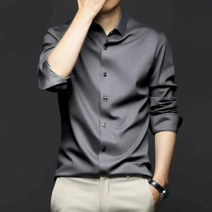 Chemise en soie noire pour homme, élégante et respirante, style classique parfait pour occasions formelles et décontractées.