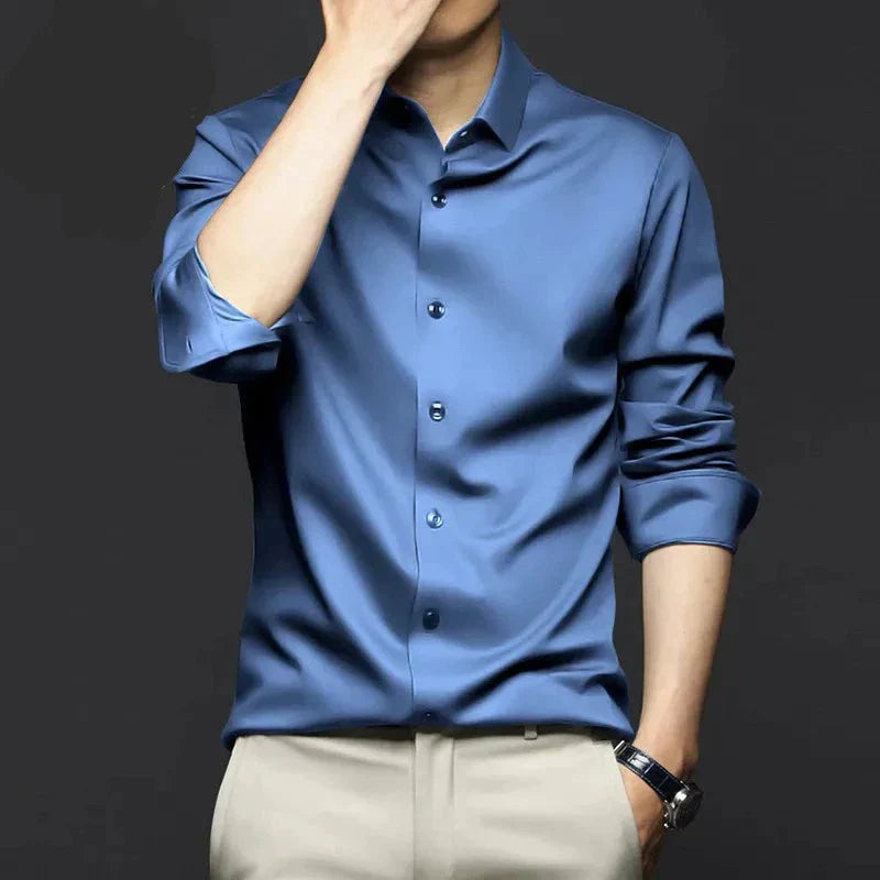 Chemise en soie noire pour homme, élégante et respirante, style classique parfait pour occasions formelles et décontractées.