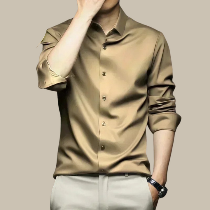 "Chemise en soie pour homme, élégante et confortable, disponible en plusieurs coloris, parfaite pour un look chic et raffiné.