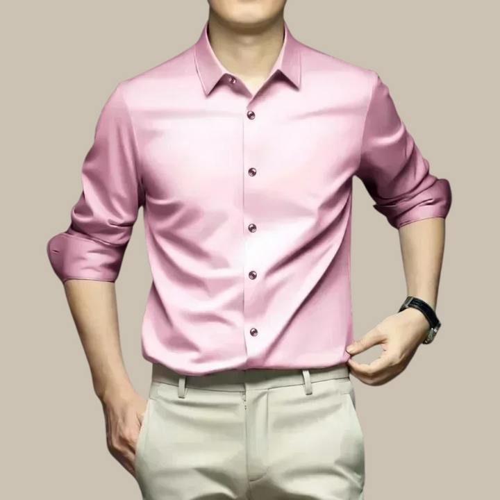 "Chemise en soie pour homme, élégante et confortable, disponible en plusieurs coloris, parfaite pour un look chic et raffiné.