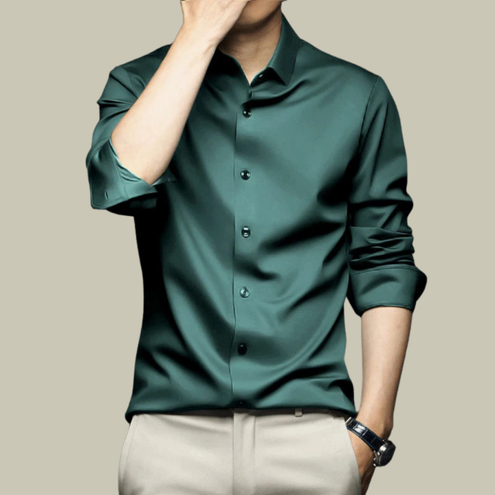 Chemise en soie pour homme, formelle, manches longues, coupe ajustée, élégante, pour un style raffiné et sophistiqué.