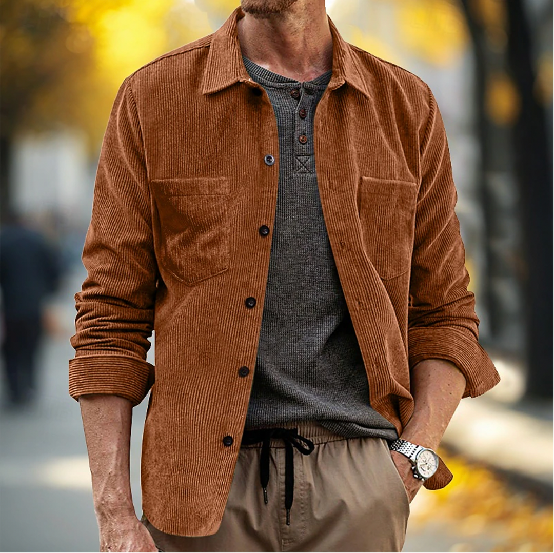 "Chemise en velours côtelé homme, marron, col classique, boutonnière, poche poitrine pour confort et style sophistiqué"
