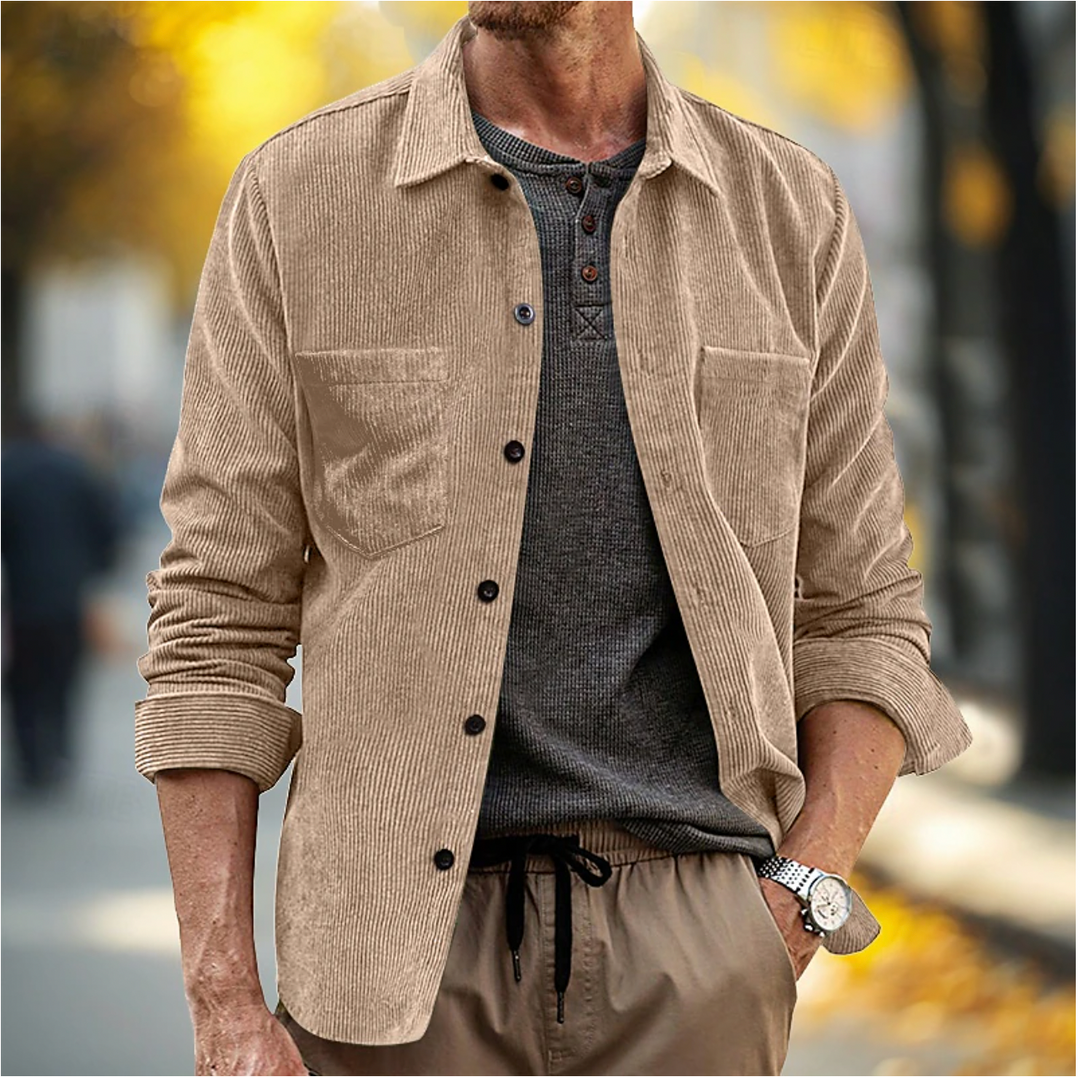 "Chemise en velours côtelé homme, marron, col classique, boutonnière, poche poitrine pour confort et style sophistiqué"