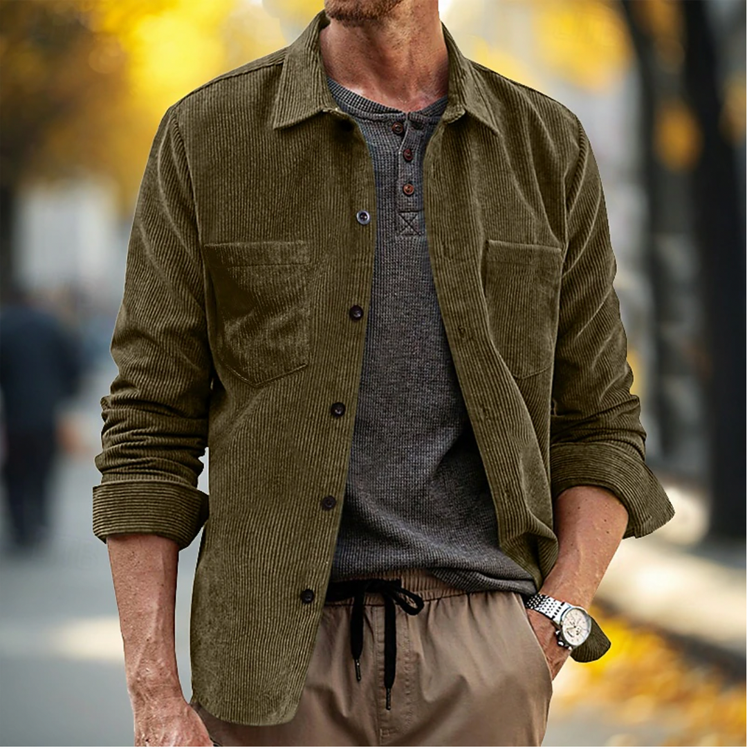 "Chemise en velours côtelé homme, marron, col classique, boutonnière, poche poitrine pour confort et style sophistiqué"