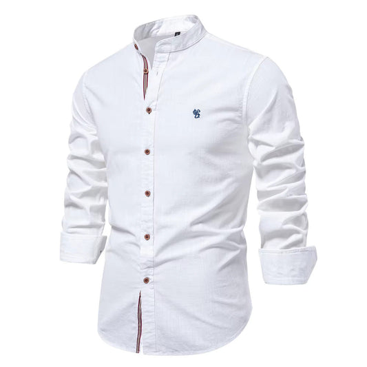 "Chemise femme blanche à col mao, coupe ajustée moderne avec boutons contrastés, élégante et confortable en coton doux."