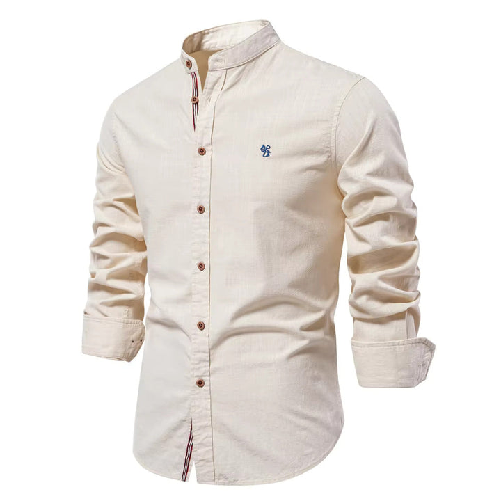 "Chemise femme blanche à col mao, coupe ajustée moderne avec boutons contrastés, élégante et confortable en coton doux."