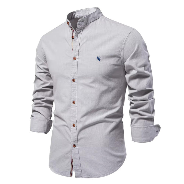 "Chemise femme blanche à col mao, coupe ajustée moderne avec boutons contrastés, élégante et confortable en coton doux."