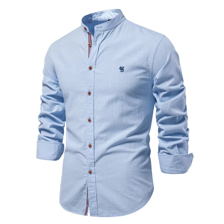 "Chemise femme blanche à col mao, coupe ajustée moderne avec boutons contrastés, élégante et confortable en coton doux."