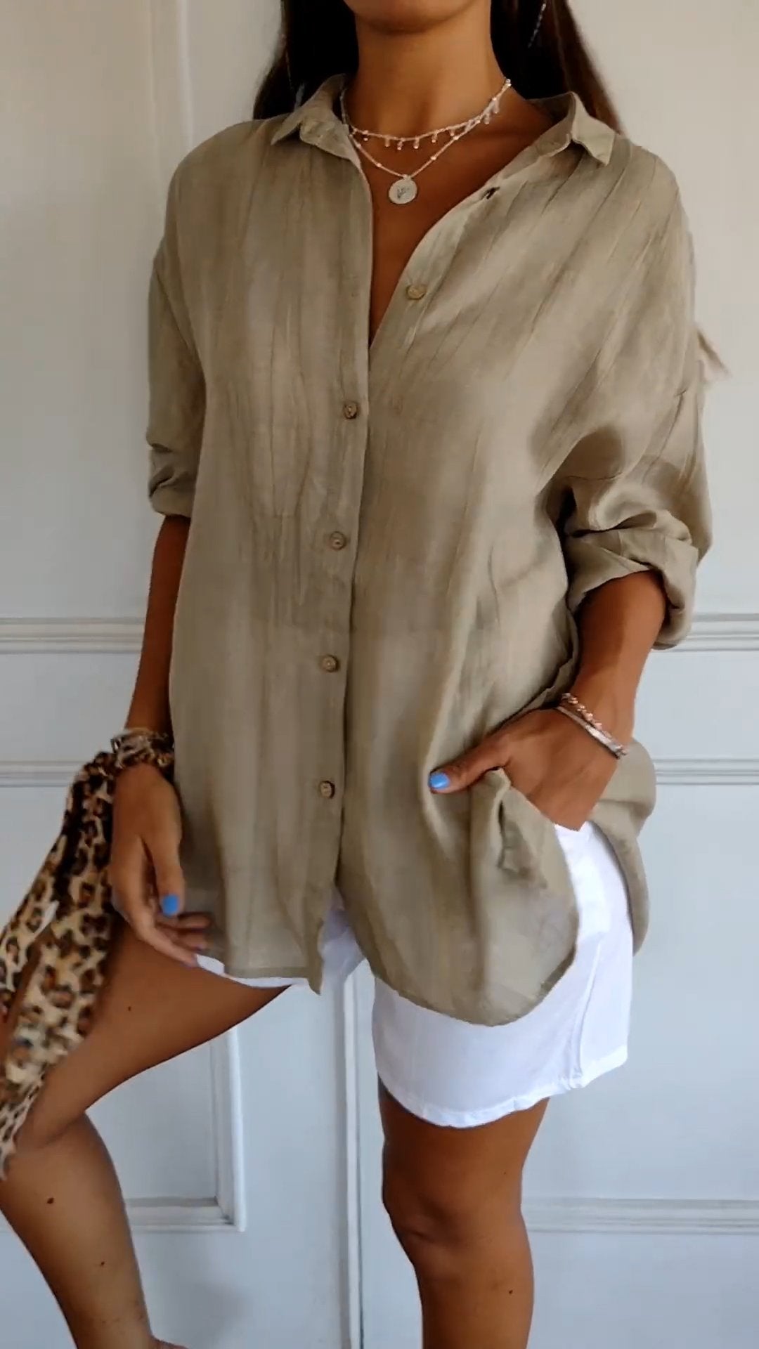 "Chemise femme élégante à plis, coupe flatteuse, tissu de qualité, idéale pour bureau ou dîner chic."