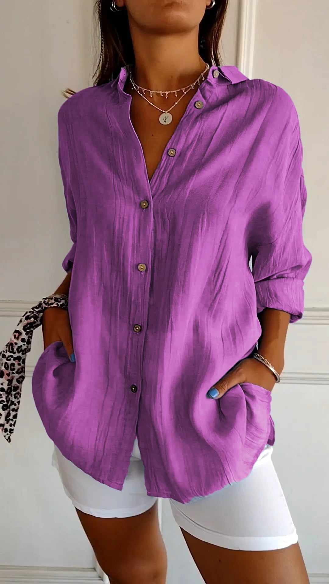 "Chemise femme élégante à plis, coupe flatteuse, tissu de qualité, idéale pour bureau ou dîner chic."