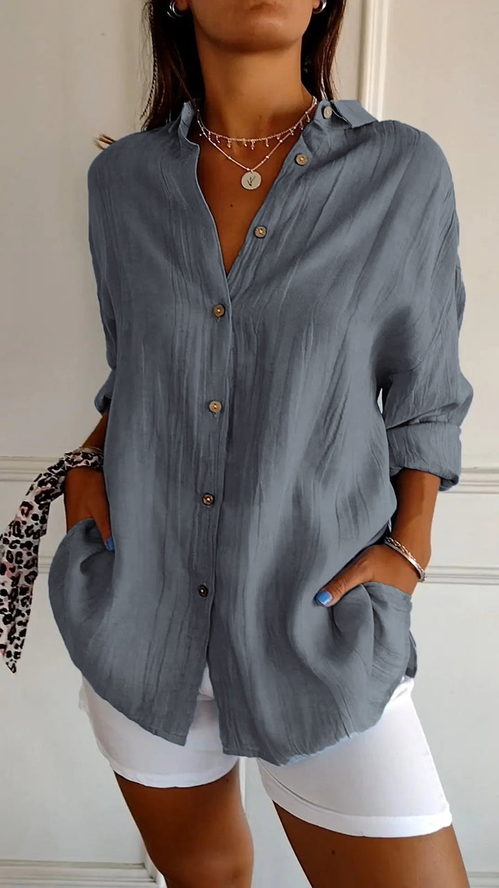 "Chemise femme élégante à plis, coupe flatteuse, tissu de qualité, idéale pour bureau ou dîner chic."