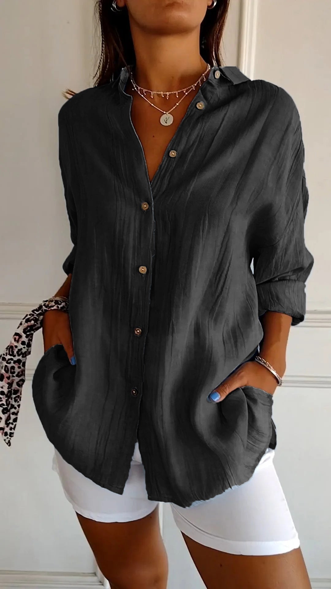 "Chemise femme élégante à plis, coupe flatteuse, tissu de qualité, idéale pour bureau ou dîner chic."