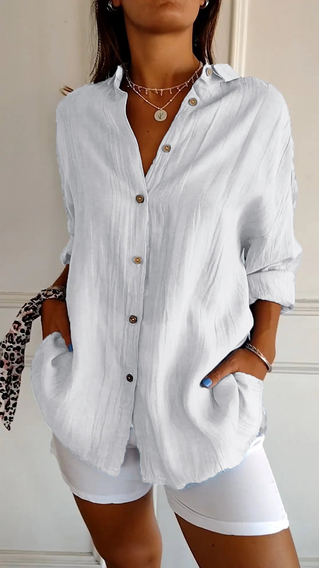 "Chemise femme élégante à plis, coupe flatteuse, tissu de qualité, idéale pour bureau ou dîner chic."