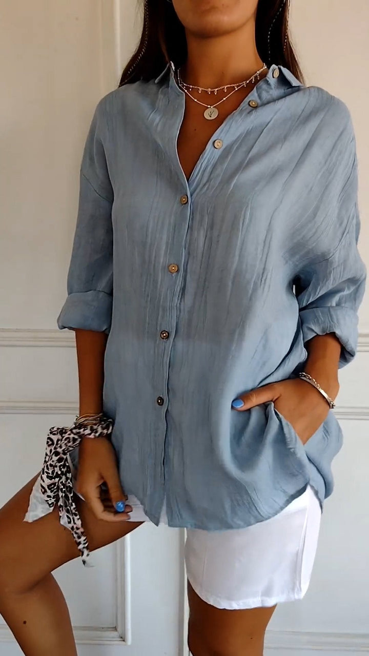 "Chemise femme élégante à plis, coupe flatteuse, tissu de qualité, idéale pour bureau ou dîner chic."