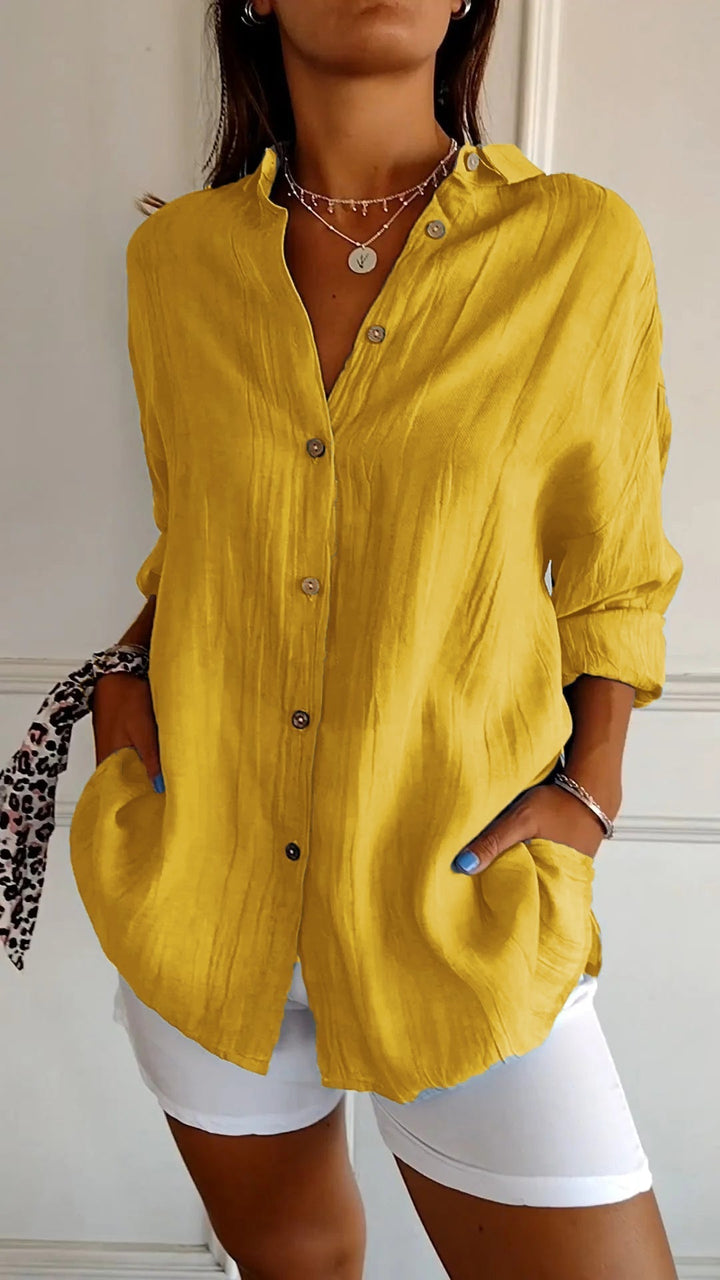 "Chemise femme élégante à plis, coupe flatteuse, tissu de qualité, idéale pour bureau ou dîner chic."