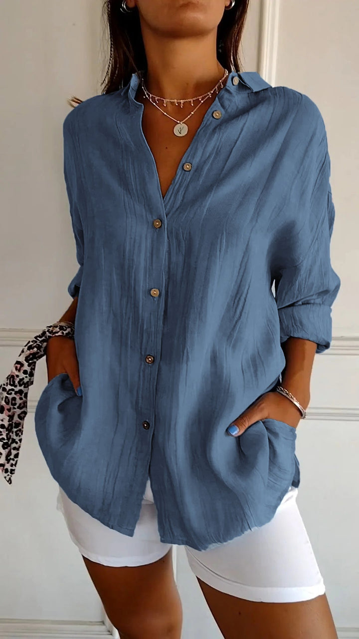 "Chemise femme élégante à plis, coupe flatteuse, tissu de qualité, idéale pour bureau ou dîner chic."
