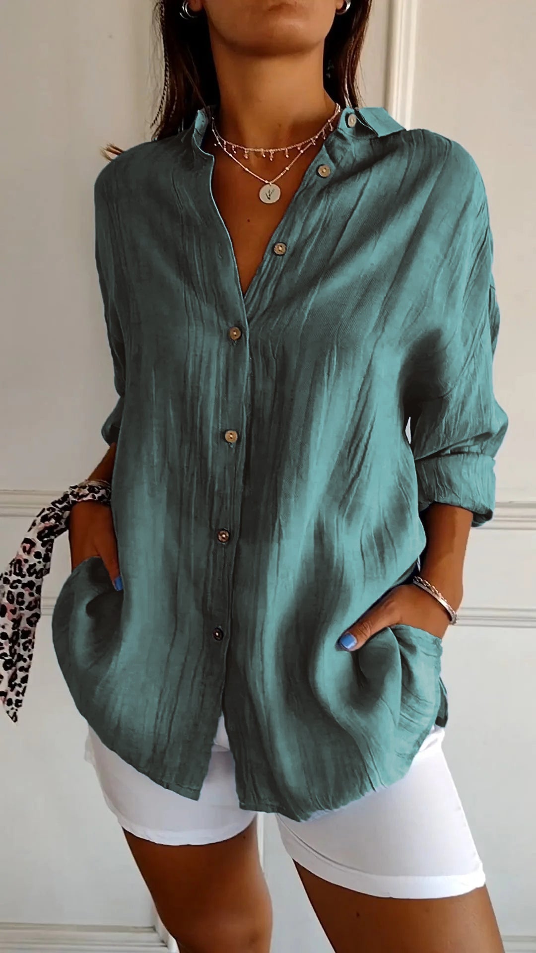 "Chemise femme élégante à plis, coupe flatteuse, tissu de qualité, idéale pour bureau ou dîner chic."