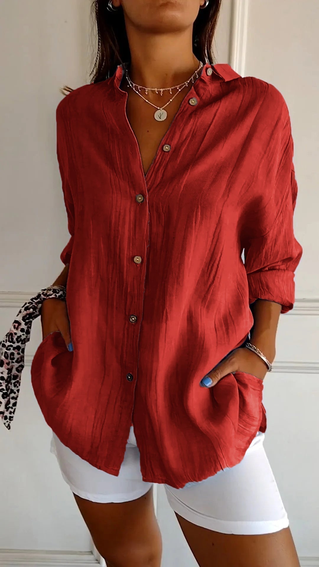 "Chemise femme élégante à plis, coupe flatteuse, tissu de qualité, idéale pour bureau ou dîner chic."