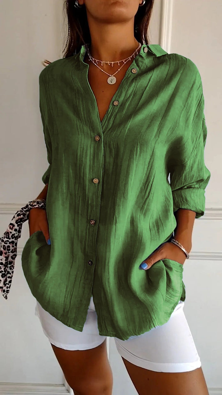 "Chemise femme élégante à plis, coupe flatteuse, tissu de qualité, idéale pour bureau ou dîner chic."