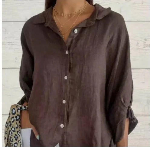 Chemise femme en lin, manches longues, coupe décontractée, col classique pour style élégant et confort respirant.