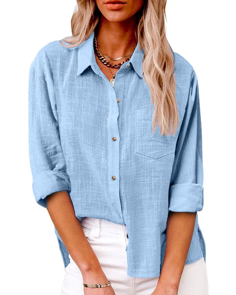 Chemise femme lin bleu, manches longues, col classique, boutons bruns, élégance décontractée et polyvalence.