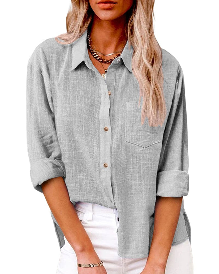 Chemise femme lin bleu, manches longues, col classique, boutons bruns, élégance décontractée et polyvalence.