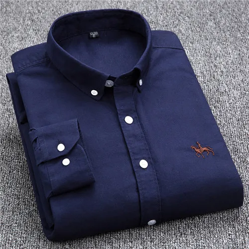 "Chemise femme rayée élégante en coton avec broderie discrète, motif classique et coupe normale, confort et style assurés."