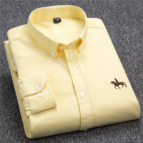 "Chemise femme rayée élégante en coton avec broderie discrète, motif classique et coupe normale, confort et style assurés."