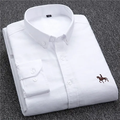 "Chemise femme rayée élégante en coton avec broderie discrète, motif classique et coupe normale, confort et style assurés."